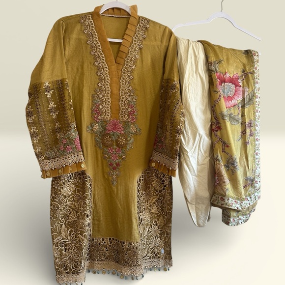 Chic Yellow Floral Kurta Set with Dupatta - Picture 4 of 10